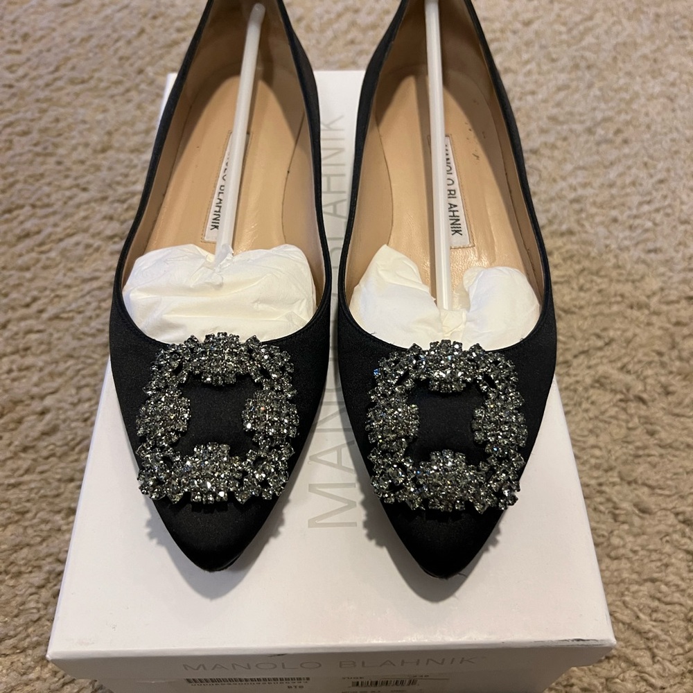 Hangisi Flats in black.